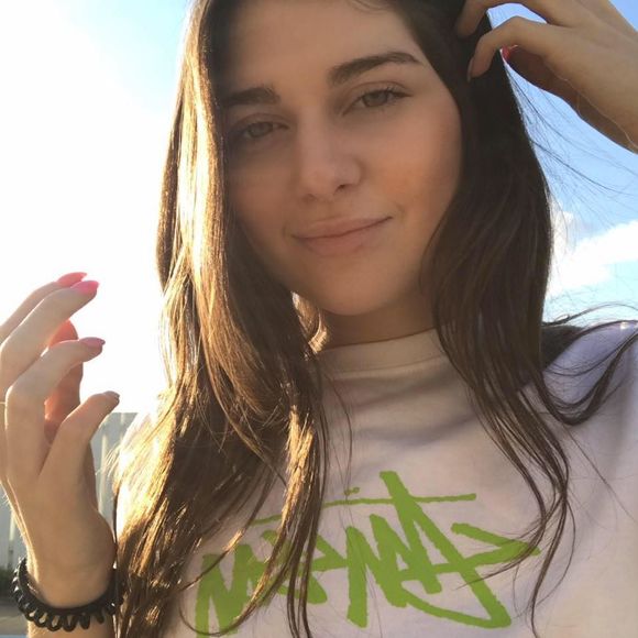 Meet your Posher, Émy - Picture 1 of 1